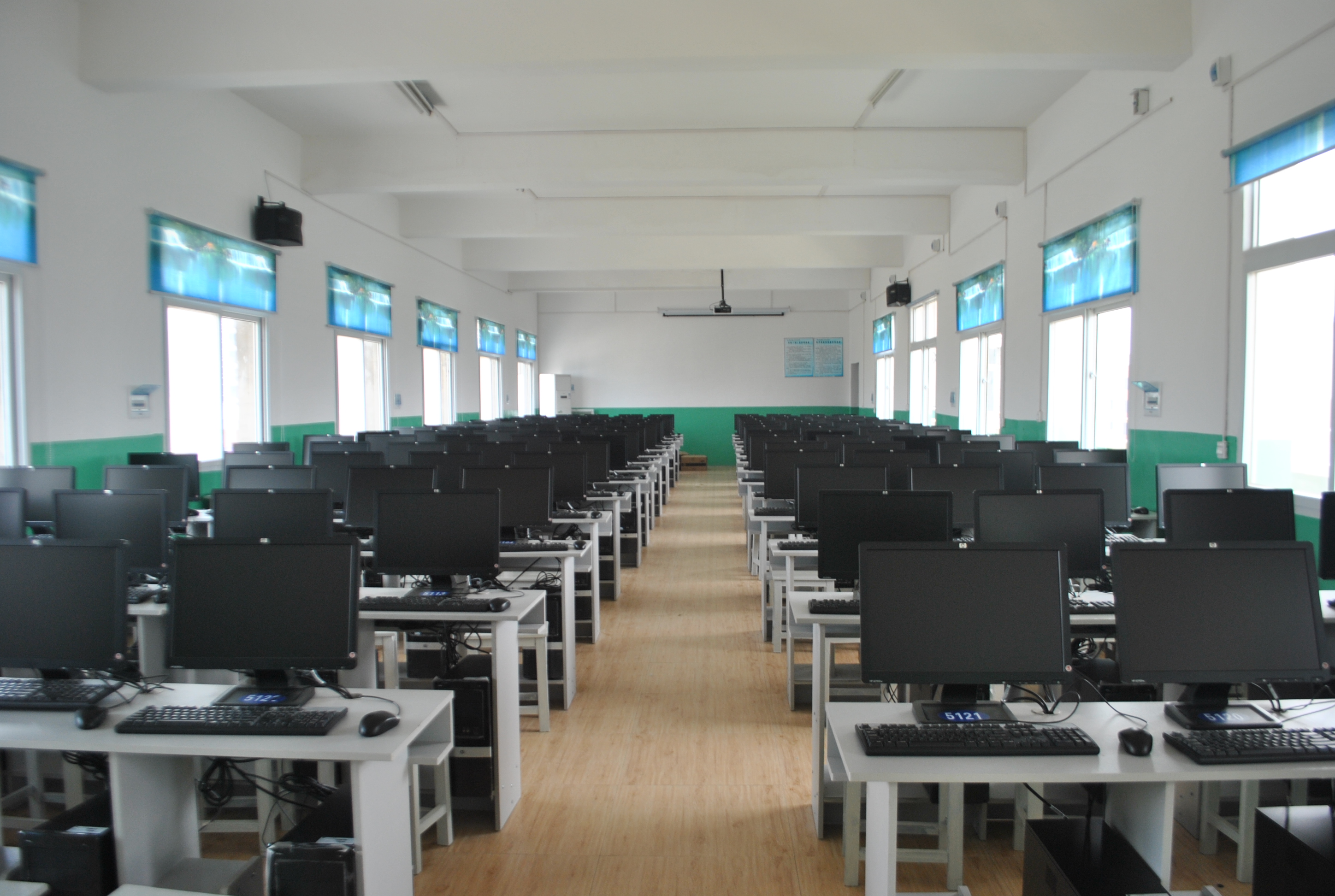 電算化實(shí)驗(yàn)室