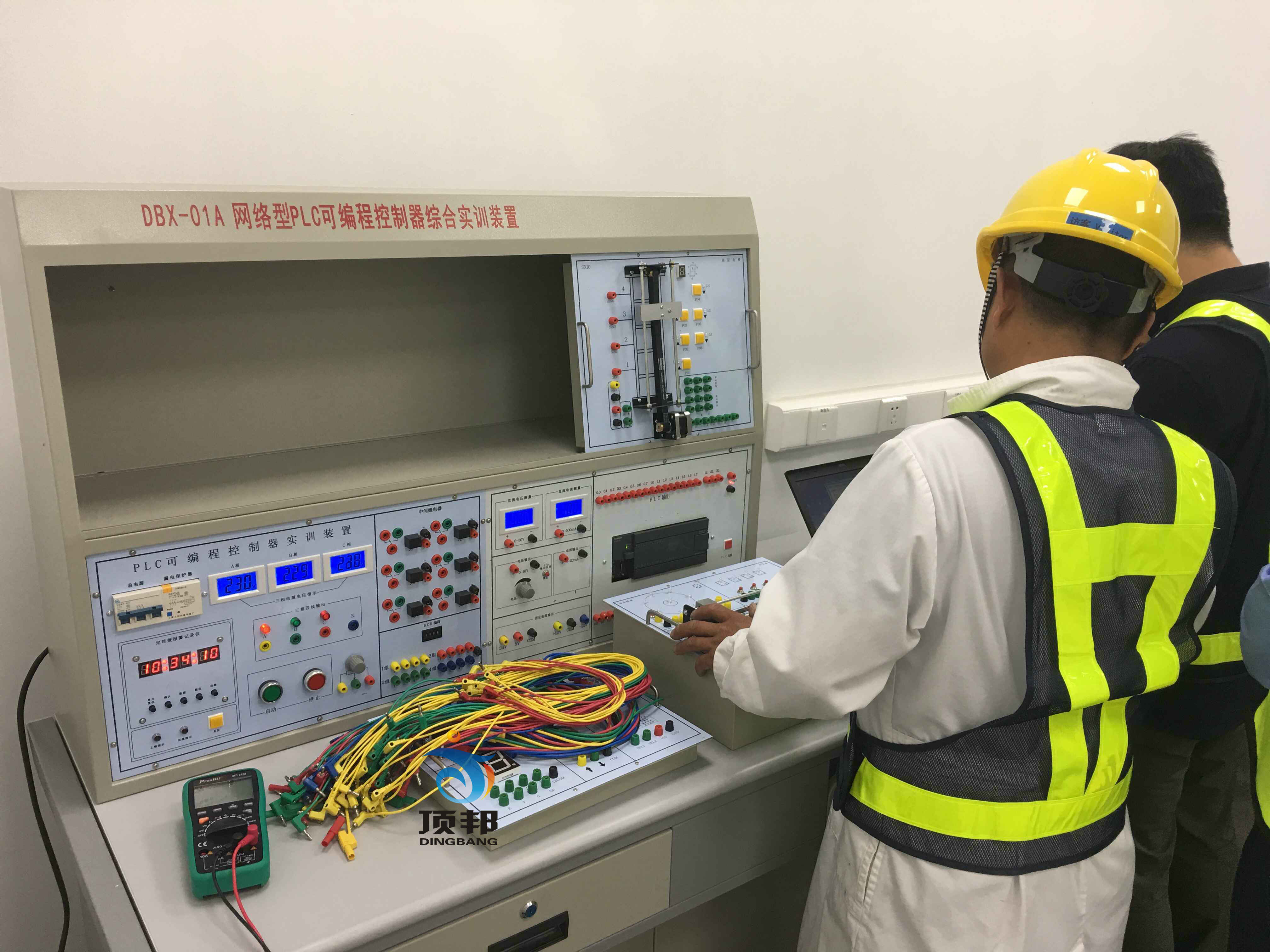 網(wǎng)絡(luò)型PLC可編程控制器綜合實訓(xùn)裝置