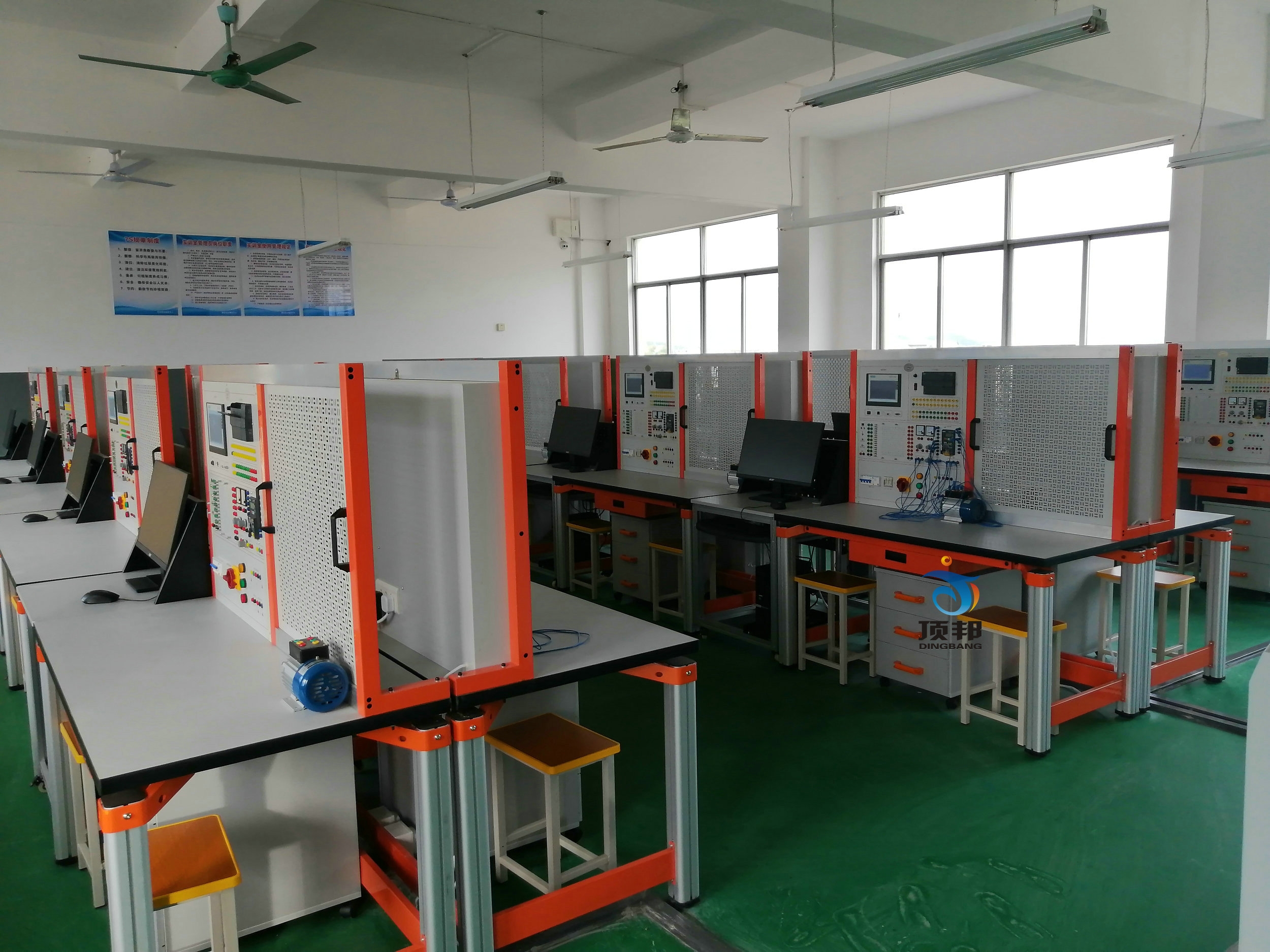 PLC可編程控制技術(shù)綜合實訓(xùn)裝置