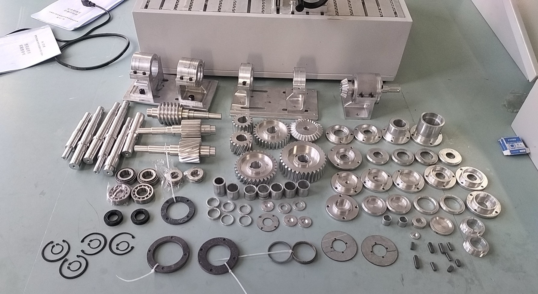 便攜式機(jī)械系統(tǒng)傳動(dòng)創(chuàng)新組合設(shè)計(jì)實(shí)驗(yàn)臺(tái)