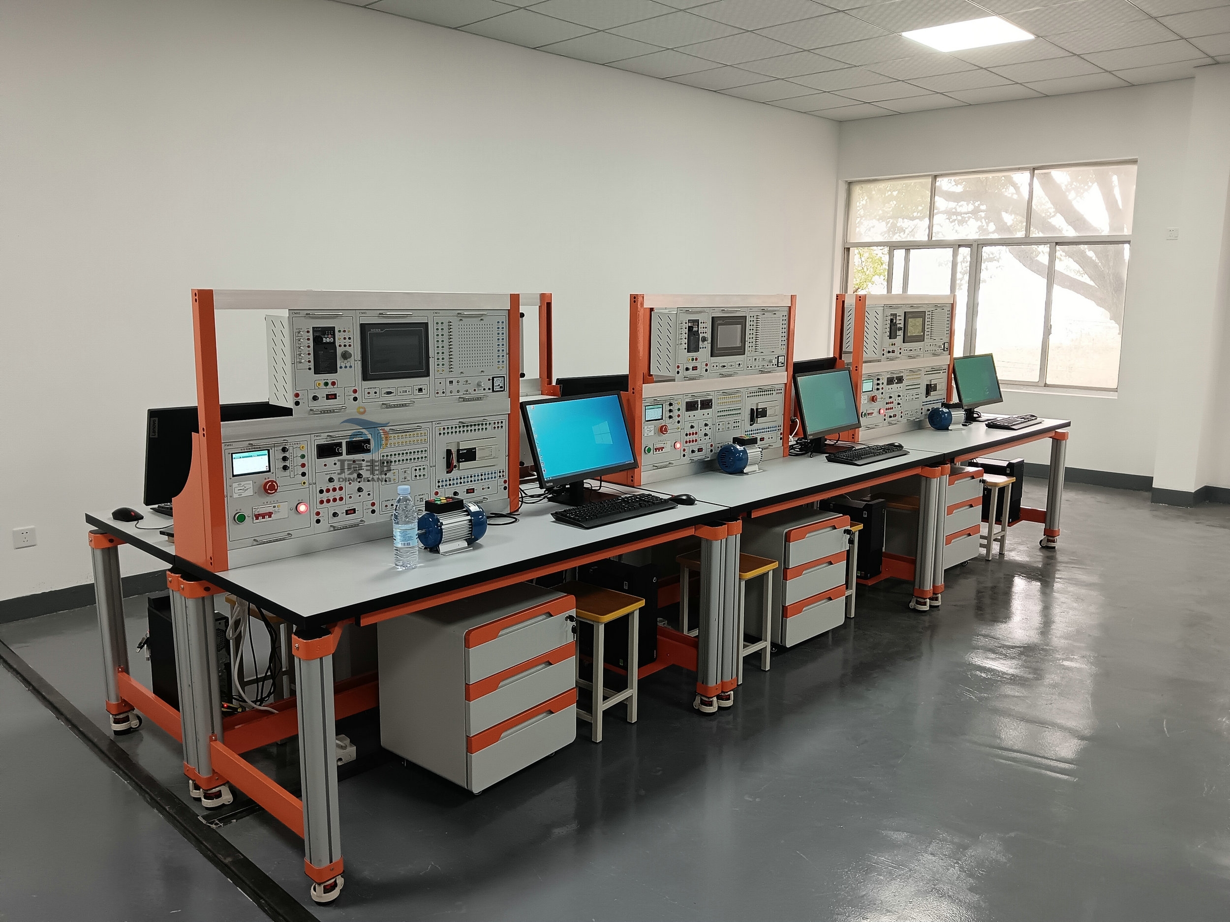 PLC及電氣控制綜合實(shí)訓(xùn)臺(tái)