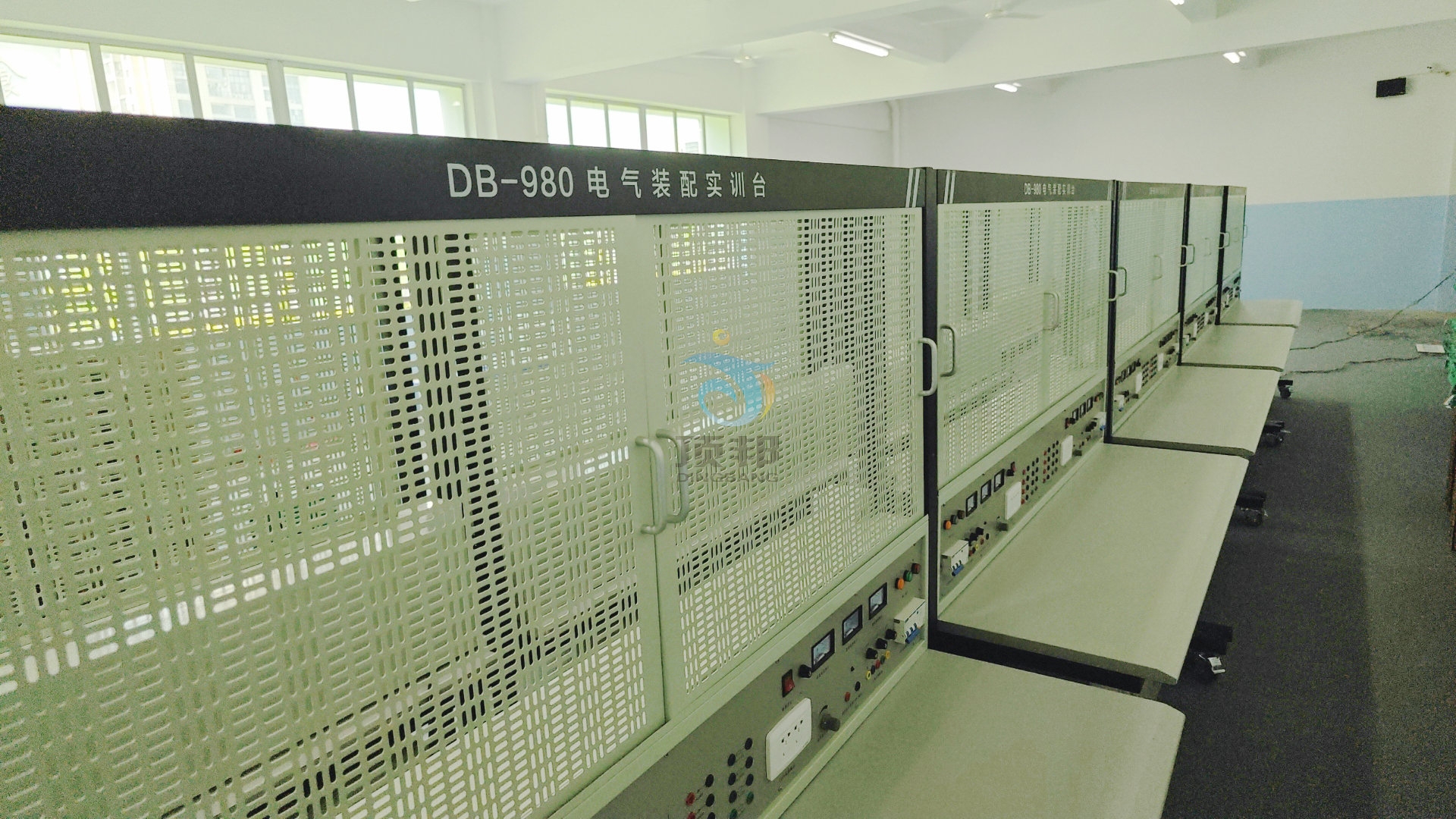 電氣裝配實(shí)訓(xùn)臺(tái)