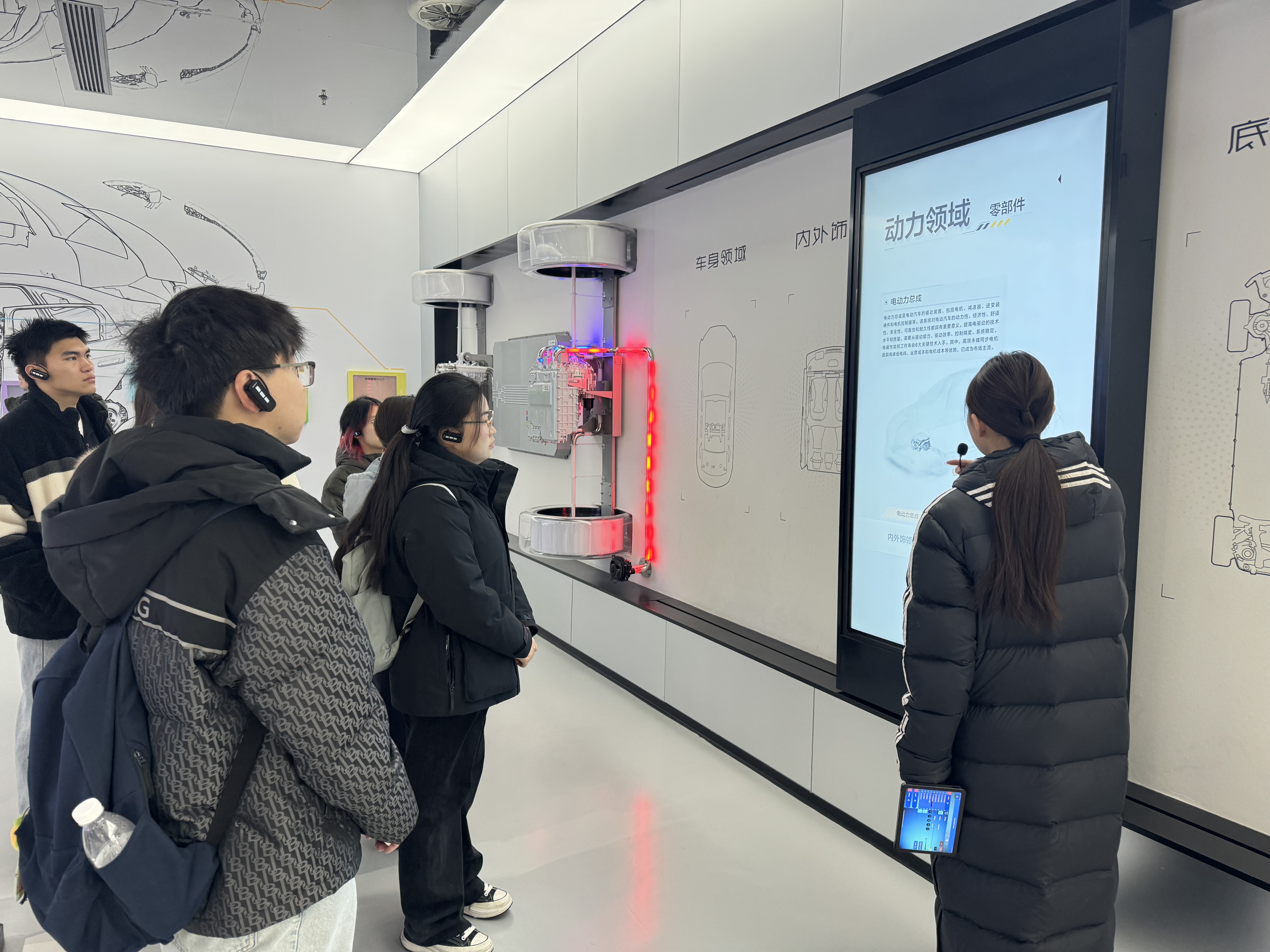 8.實踐團成員參訪迪空間·新能源汽車科普館.jpg